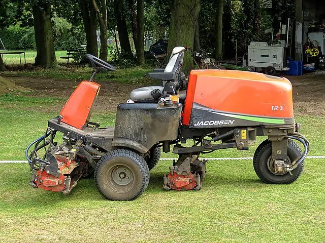 Step-by-step Guide to Fixing an Oil Leak on a Lawn Mower