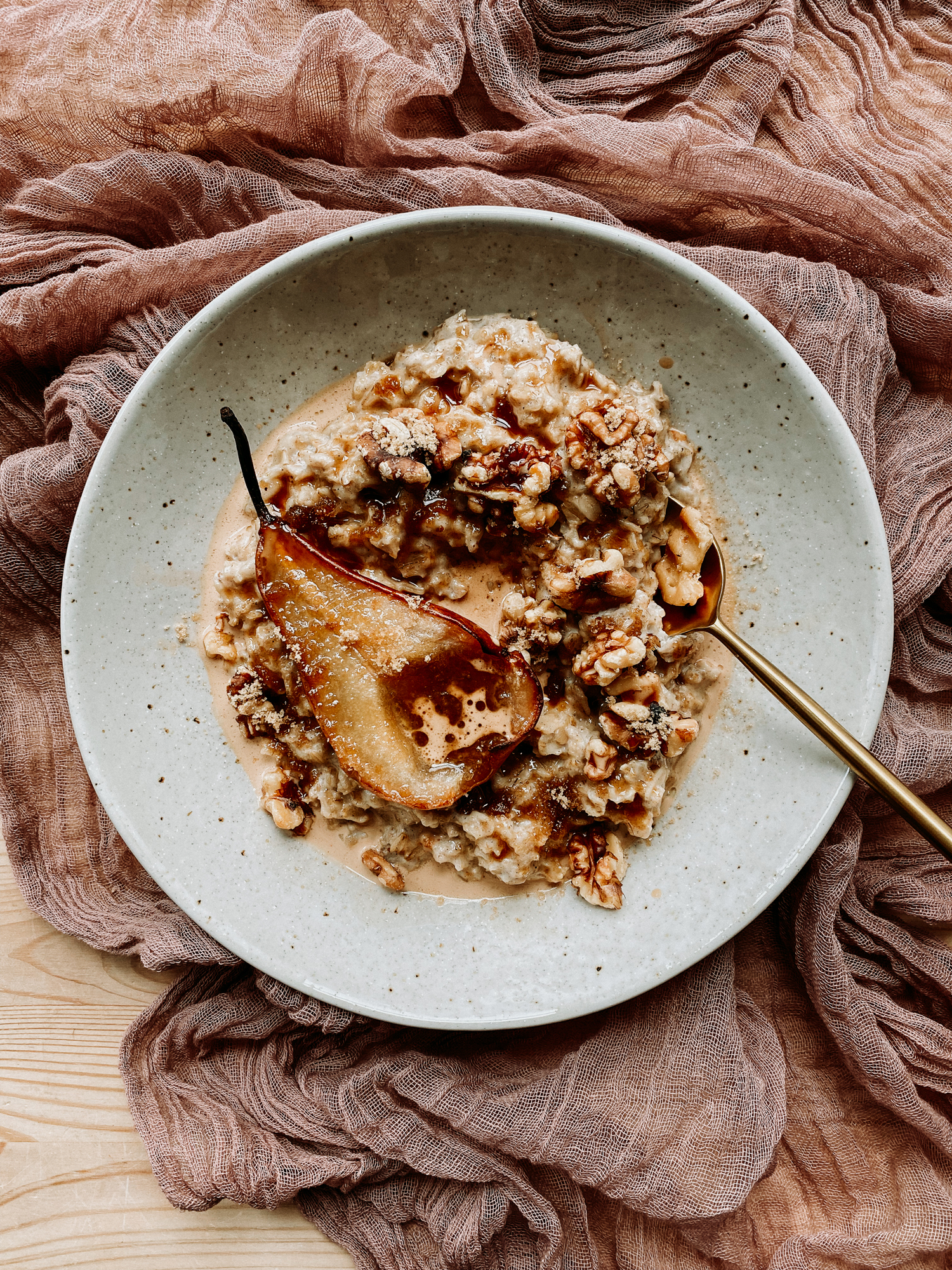 Oatmeal with Pear and Walnuts